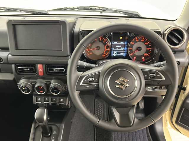 スズキ ジムニー XC 道央・札幌 2024(令6)年 0.1万km未満 シフォンアイボリーメタリックブラック2トーンルーフ /4WD//衝突被害軽減システム//レーンキープアシスト//コーナーセンサー//横滑り防止装置//オートライト//オートエアコン//クルーズコントロール//ダウンヒルアシスト//フォグランプ