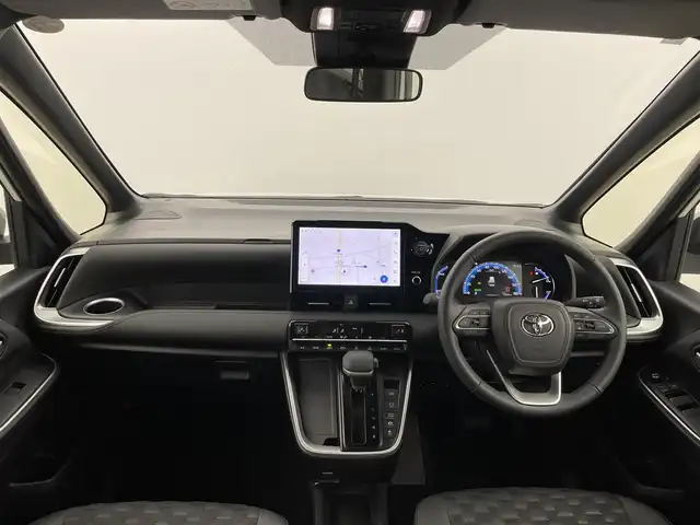 トヨタ ヴォクシー ハイブリッド S－Z 富山県 2025(令7)年 1.4万km ホワイトパールクリスタルシャイン 純正10.5型ディスプレイオーディオ/（AM/FM/DVD/BT/USB/HDMI/フルセグ）/バックカメラ/ビルトインETC2.0/ハーフレザーシート/D/N席シートヒーター/両側パワースライドドア/衝突被害軽減システム/レーダークルーズコントロール/レーンキープアシスト/コーナーセンサー/横滑り防止装置/アイドリングストップ/純正アルミホイール/オートLEDライト/オートマチックハイビーム/革巻きステアリング/ステアリングスイッチ/スマートキー/スペアキー