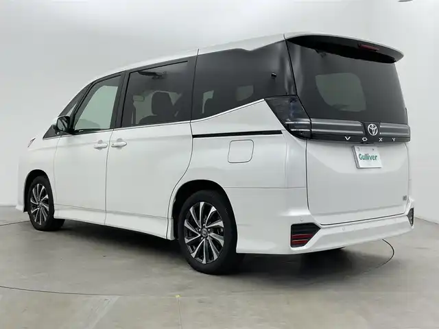 トヨタ ヴォクシー ハイブリッド S－Z 富山県 2025(令7)年 1.4万km ホワイトパールクリスタルシャイン 純正10.5型ディスプレイオーディオ/（AM/FM/DVD/BT/USB/HDMI/フルセグ）/バックカメラ/ビルトインETC2.0/ハーフレザーシート/D/N席シートヒーター/両側パワースライドドア/衝突被害軽減システム/レーダークルーズコントロール/レーンキープアシスト/コーナーセンサー/横滑り防止装置/アイドリングストップ/純正アルミホイール/オートLEDライト/オートマチックハイビーム/革巻きステアリング/ステアリングスイッチ/スマートキー/スペアキー