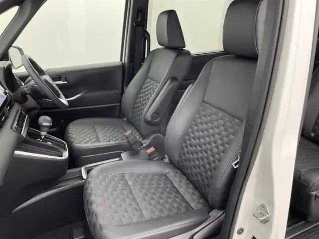 トヨタ ヴォクシー ハイブリッド S－Z 富山県 2025(令7)年 1.4万km ホワイトパールクリスタルシャイン 純正10.5型ディスプレイオーディオ/（AM/FM/DVD/BT/USB/HDMI/フルセグ）/バックカメラ/ビルトインETC2.0/ハーフレザーシート/D/N席シートヒーター/両側パワースライドドア/衝突被害軽減システム/レーダークルーズコントロール/レーンキープアシスト/コーナーセンサー/横滑り防止装置/アイドリングストップ/純正アルミホイール/オートLEDライト/オートマチックハイビーム/革巻きステアリング/ステアリングスイッチ/スマートキー/スペアキー