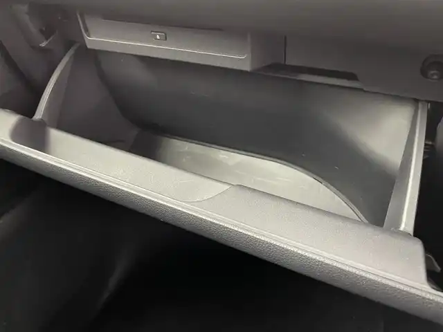 トヨタ ヴォクシー ハイブリッド S－Z 富山県 2025(令7)年 1.4万km ホワイトパールクリスタルシャイン 純正10.5型ディスプレイオーディオ/（AM/FM/DVD/BT/USB/HDMI/フルセグ）/バックカメラ/ビルトインETC2.0/ハーフレザーシート/D/N席シートヒーター/両側パワースライドドア/衝突被害軽減システム/レーダークルーズコントロール/レーンキープアシスト/コーナーセンサー/横滑り防止装置/アイドリングストップ/純正アルミホイール/オートLEDライト/オートマチックハイビーム/革巻きステアリング/ステアリングスイッチ/スマートキー/スペアキー