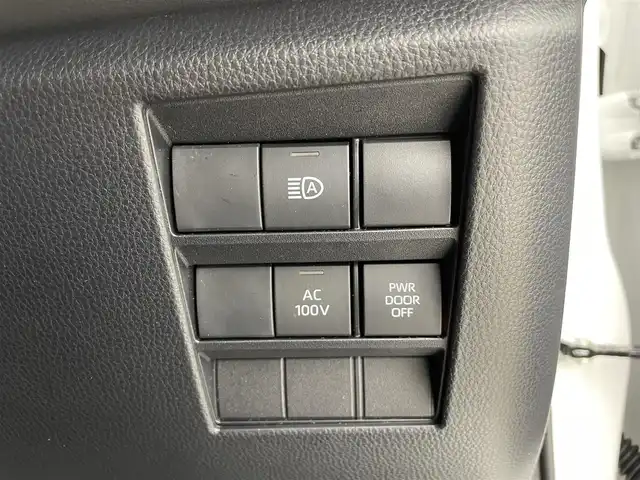 トヨタ ヴォクシー ハイブリッド S－Z 富山県 2025(令7)年 1.4万km ホワイトパールクリスタルシャイン 純正10.5型ディスプレイオーディオ/（AM/FM/DVD/BT/USB/HDMI/フルセグ）/バックカメラ/ビルトインETC2.0/ハーフレザーシート/D/N席シートヒーター/両側パワースライドドア/衝突被害軽減システム/レーダークルーズコントロール/レーンキープアシスト/コーナーセンサー/横滑り防止装置/アイドリングストップ/純正アルミホイール/オートLEDライト/オートマチックハイビーム/革巻きステアリング/ステアリングスイッチ/スマートキー/スペアキー