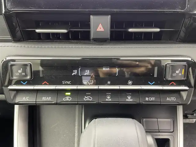 トヨタ ヴォクシー ハイブリッド S－Z 富山県 2025(令7)年 1.4万km ホワイトパールクリスタルシャイン 純正10.5型ディスプレイオーディオ/（AM/FM/DVD/BT/USB/HDMI/フルセグ）/バックカメラ/ビルトインETC2.0/ハーフレザーシート/D/N席シートヒーター/両側パワースライドドア/衝突被害軽減システム/レーダークルーズコントロール/レーンキープアシスト/コーナーセンサー/横滑り防止装置/アイドリングストップ/純正アルミホイール/オートLEDライト/オートマチックハイビーム/革巻きステアリング/ステアリングスイッチ/スマートキー/スペアキー