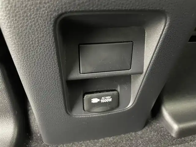 トヨタ ヴォクシー ハイブリッド S－Z 富山県 2025(令7)年 1.4万km ホワイトパールクリスタルシャイン 純正10.5型ディスプレイオーディオ/（AM/FM/DVD/BT/USB/HDMI/フルセグ）/バックカメラ/ビルトインETC2.0/ハーフレザーシート/D/N席シートヒーター/両側パワースライドドア/衝突被害軽減システム/レーダークルーズコントロール/レーンキープアシスト/コーナーセンサー/横滑り防止装置/アイドリングストップ/純正アルミホイール/オートLEDライト/オートマチックハイビーム/革巻きステアリング/ステアリングスイッチ/スマートキー/スペアキー