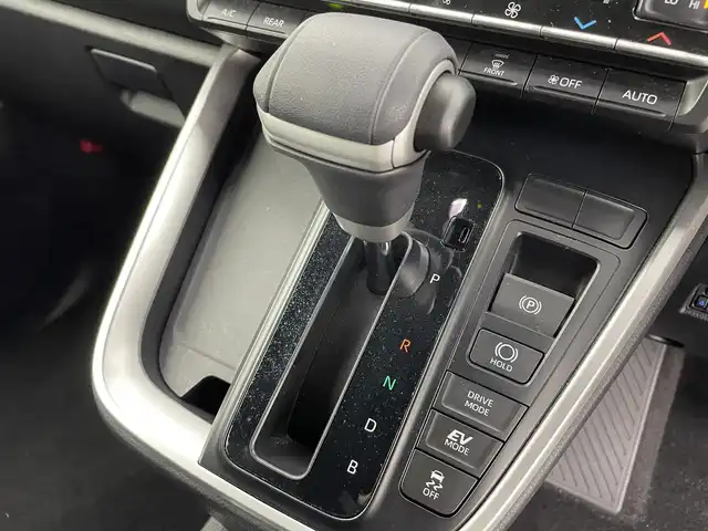 トヨタ ヴォクシー ハイブリッド S－Z 富山県 2025(令7)年 1.4万km ホワイトパールクリスタルシャイン 純正10.5型ディスプレイオーディオ/（AM/FM/DVD/BT/USB/HDMI/フルセグ）/バックカメラ/ビルトインETC2.0/ハーフレザーシート/D/N席シートヒーター/両側パワースライドドア/衝突被害軽減システム/レーダークルーズコントロール/レーンキープアシスト/コーナーセンサー/横滑り防止装置/アイドリングストップ/純正アルミホイール/オートLEDライト/オートマチックハイビーム/革巻きステアリング/ステアリングスイッチ/スマートキー/スペアキー