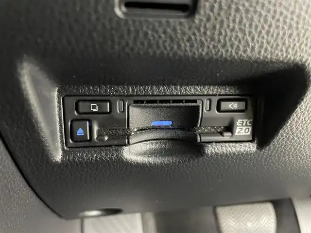 トヨタ ヴォクシー ハイブリッド S－Z 富山県 2025(令7)年 1.4万km ホワイトパールクリスタルシャイン 純正10.5型ディスプレイオーディオ/（AM/FM/DVD/BT/USB/HDMI/フルセグ）/バックカメラ/ビルトインETC2.0/ハーフレザーシート/D/N席シートヒーター/両側パワースライドドア/衝突被害軽減システム/レーダークルーズコントロール/レーンキープアシスト/コーナーセンサー/横滑り防止装置/アイドリングストップ/純正アルミホイール/オートLEDライト/オートマチックハイビーム/革巻きステアリング/ステアリングスイッチ/スマートキー/スペアキー