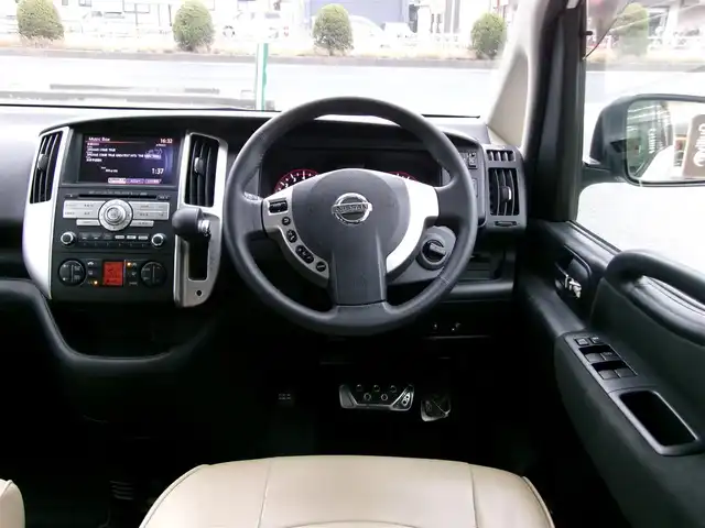 日産 セレナ ハイウェイスター Vセレクション 三重県 2009(平21)年 10.1万km ホワイトパール ♪ワンオーナー/インテリキー×2/両側パワースライドドア/純正メーカーナビ/・DTV・CD録音/・DVD再生/・バックカメラ/AC100V/革調シートカバー/純正15インチAW/HIDヘッドライト/フォグライト/オートライト/ウィンカーミラー/電格ミラー/革巻ステアリング/ステアリングスイッチ/プライバシーガラス/フロアマット/ドアバイザー/ビルトインETC