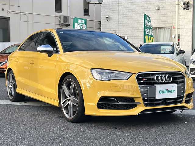 アウディ Ｓ３ セダン 岡山県 2015(平27)年 6.2万km イモライエロー 登録時走行距離61919km/サンルーフ/純正HDDナビ/(AM/FM/TV/BT/DISC)/クルーズコントロール/アイドリングストップ/バックカメラ/ビルトインETC/S+Rエアロ/D+Nパワーシート/D+Nシートヒーター/4WD/MTモード付AT/パドルシフト/プッシュスタート/スマートキー/純正１９インチアルミホイール