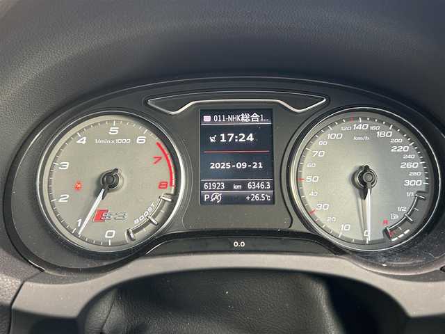 アウディ Ｓ３ セダン 岡山県 2015(平27)年 6.2万km イモライエロー 登録時走行距離61919km/サンルーフ/純正HDDナビ/(AM/FM/TV/BT/DISC)/クルーズコントロール/アイドリングストップ/バックカメラ/ビルトインETC/S+Rエアロ/D+Nパワーシート/D+Nシートヒーター/4WD/MTモード付AT/パドルシフト/プッシュスタート/スマートキー/純正１９インチアルミホイール