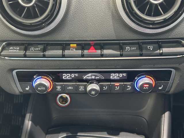アウディ Ｓ３ セダン 岡山県 2015(平27)年 6.2万km イモライエロー 登録時走行距離61919km/サンルーフ/純正HDDナビ/(AM/FM/TV/BT/DISC)/クルーズコントロール/アイドリングストップ/バックカメラ/ビルトインETC/S+Rエアロ/D+Nパワーシート/D+Nシートヒーター/4WD/MTモード付AT/パドルシフト/プッシュスタート/スマートキー/純正１９インチアルミホイール