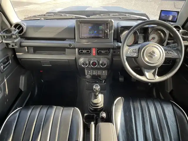 スズキ ジムニー XC 熊本県 2021(令3)年 3.4万km ミディアムグレー 社外SDナビ/・AM/FM/CD/DVD/BT/SD/HDMI/・フルセグTV/・フロント/バックカメラ/スズキセーフティサポート/・デュアルセンサーブレーキサポート/・車線逸脱警報機能/・ふらつき警報機能/・標識認識機能/・ハイビームアシスト/・先行車発進お知らせ/ダムド仕様グリル/社外前後バンパー/ルーフキャリア/オーバーフェンダー/背面タイヤ/ボンネットフードカバー/シートカバー/前席シートヒーター/クルーズコントロール/社外サスペンション/革巻きステアリング/・ステアリングスイッチ/ドライブレコーダー/オートライト/LEDライト/社外スロットルコントローラー/横滑り防止装置/電動格納ミラー/社外フロアマット/ドアバイザー/プッシュスタート/スペアキー2個