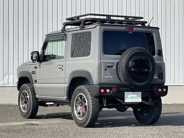 スズキ ジムニー XC 熊本県 2021(令3)年 3.4万km ミディアムグレー 社外SDナビ/・AM/FM/CD/DVD/BT/SD/HDMI/・フルセグTV/・フロント/バックカメラ/スズキセーフティサポート/・デュアルセンサーブレーキサポート/・車線逸脱警報機能/・ふらつき警報機能/・標識認識機能/・ハイビームアシスト/・先行車発進お知らせ/ダムド仕様グリル/社外前後バンパー/ルーフキャリア/オーバーフェンダー/背面タイヤ/ボンネットフードカバー/シートカバー/前席シートヒーター/クルーズコントロール/社外サスペンション/革巻きステアリング/・ステアリングスイッチ/ドライブレコーダー/オートライト/LEDライト/社外スロットルコントローラー/横滑り防止装置/電動格納ミラー/社外フロアマット/ドアバイザー/プッシュスタート/スペアキー2個