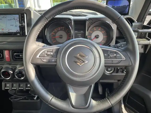 スズキ ジムニー XC 熊本県 2021(令3)年 3.4万km ミディアムグレー 社外SDナビ/・AM/FM/CD/DVD/BT/SD/HDMI/・フルセグTV/・フロント/バックカメラ/スズキセーフティサポート/・デュアルセンサーブレーキサポート/・車線逸脱警報機能/・ふらつき警報機能/・標識認識機能/・ハイビームアシスト/・先行車発進お知らせ/ダムド仕様グリル/社外前後バンパー/ルーフキャリア/オーバーフェンダー/背面タイヤ/ボンネットフードカバー/シートカバー/前席シートヒーター/クルーズコントロール/社外サスペンション/革巻きステアリング/・ステアリングスイッチ/ドライブレコーダー/オートライト/LEDライト/社外スロットルコントローラー/横滑り防止装置/電動格納ミラー/社外フロアマット/ドアバイザー/プッシュスタート/スペアキー2個