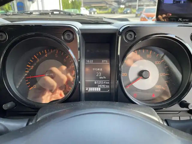 スズキ ジムニー XC 熊本県 2021(令3)年 3.4万km ミディアムグレー 社外SDナビ/・AM/FM/CD/DVD/BT/SD/HDMI/・フルセグTV/・フロント/バックカメラ/スズキセーフティサポート/・デュアルセンサーブレーキサポート/・車線逸脱警報機能/・ふらつき警報機能/・標識認識機能/・ハイビームアシスト/・先行車発進お知らせ/ダムド仕様グリル/社外前後バンパー/ルーフキャリア/オーバーフェンダー/背面タイヤ/ボンネットフードカバー/シートカバー/前席シートヒーター/クルーズコントロール/社外サスペンション/革巻きステアリング/・ステアリングスイッチ/ドライブレコーダー/オートライト/LEDライト/社外スロットルコントローラー/横滑り防止装置/電動格納ミラー/社外フロアマット/ドアバイザー/プッシュスタート/スペアキー2個