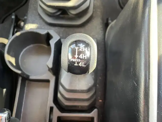 スズキ ジムニー XC 熊本県 2021(令3)年 3.4万km ミディアムグレー 社外SDナビ/・AM/FM/CD/DVD/BT/SD/HDMI/・フルセグTV/・フロント/バックカメラ/スズキセーフティサポート/・デュアルセンサーブレーキサポート/・車線逸脱警報機能/・ふらつき警報機能/・標識認識機能/・ハイビームアシスト/・先行車発進お知らせ/ダムド仕様グリル/社外前後バンパー/ルーフキャリア/オーバーフェンダー/背面タイヤ/ボンネットフードカバー/シートカバー/前席シートヒーター/クルーズコントロール/社外サスペンション/革巻きステアリング/・ステアリングスイッチ/ドライブレコーダー/オートライト/LEDライト/社外スロットルコントローラー/横滑り防止装置/電動格納ミラー/社外フロアマット/ドアバイザー/プッシュスタート/スペアキー2個