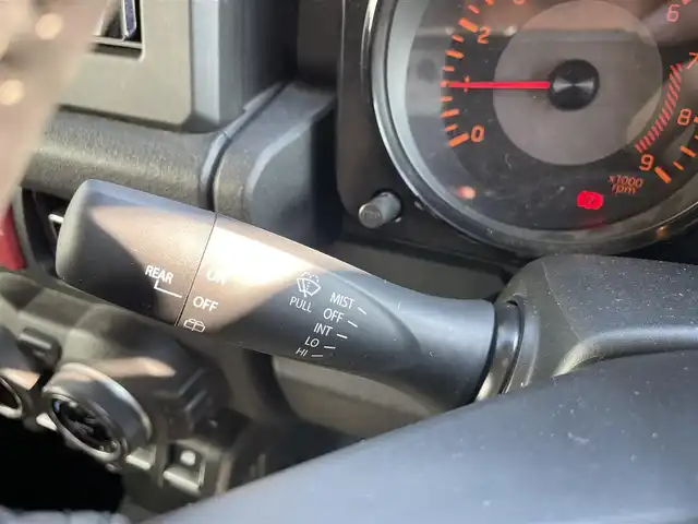 スズキ ジムニー XC 熊本県 2021(令3)年 3.4万km ミディアムグレー 社外SDナビ/・AM/FM/CD/DVD/BT/SD/HDMI/・フルセグTV/・フロント/バックカメラ/スズキセーフティサポート/・デュアルセンサーブレーキサポート/・車線逸脱警報機能/・ふらつき警報機能/・標識認識機能/・ハイビームアシスト/・先行車発進お知らせ/ダムド仕様グリル/社外前後バンパー/ルーフキャリア/オーバーフェンダー/背面タイヤ/ボンネットフードカバー/シートカバー/前席シートヒーター/クルーズコントロール/社外サスペンション/革巻きステアリング/・ステアリングスイッチ/ドライブレコーダー/オートライト/LEDライト/社外スロットルコントローラー/横滑り防止装置/電動格納ミラー/社外フロアマット/ドアバイザー/プッシュスタート/スペアキー2個