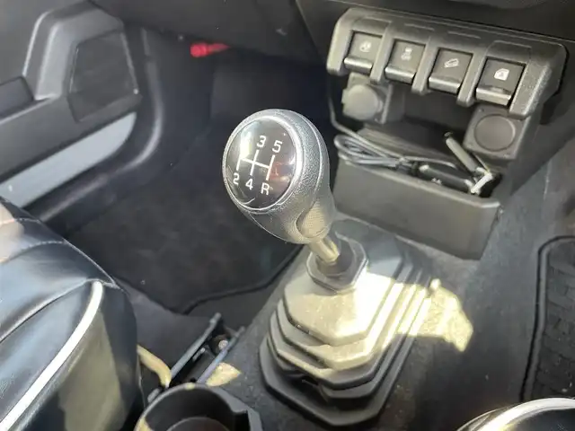 スズキ ジムニー XC 熊本県 2021(令3)年 3.4万km ミディアムグレー 社外SDナビ/・AM/FM/CD/DVD/BT/SD/HDMI/・フルセグTV/・フロント/バックカメラ/スズキセーフティサポート/・デュアルセンサーブレーキサポート/・車線逸脱警報機能/・ふらつき警報機能/・標識認識機能/・ハイビームアシスト/・先行車発進お知らせ/ダムド仕様グリル/社外前後バンパー/ルーフキャリア/オーバーフェンダー/背面タイヤ/ボンネットフードカバー/シートカバー/前席シートヒーター/クルーズコントロール/社外サスペンション/革巻きステアリング/・ステアリングスイッチ/ドライブレコーダー/オートライト/LEDライト/社外スロットルコントローラー/横滑り防止装置/電動格納ミラー/社外フロアマット/ドアバイザー/プッシュスタート/スペアキー2個