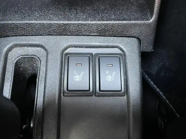 スズキ ジムニー XC 熊本県 2021(令3)年 3.4万km ミディアムグレー 社外SDナビ/・AM/FM/CD/DVD/BT/SD/HDMI/・フルセグTV/・フロント/バックカメラ/スズキセーフティサポート/・デュアルセンサーブレーキサポート/・車線逸脱警報機能/・ふらつき警報機能/・標識認識機能/・ハイビームアシスト/・先行車発進お知らせ/ダムド仕様グリル/社外前後バンパー/ルーフキャリア/オーバーフェンダー/背面タイヤ/ボンネットフードカバー/シートカバー/前席シートヒーター/クルーズコントロール/社外サスペンション/革巻きステアリング/・ステアリングスイッチ/ドライブレコーダー/オートライト/LEDライト/社外スロットルコントローラー/横滑り防止装置/電動格納ミラー/社外フロアマット/ドアバイザー/プッシュスタート/スペアキー2個