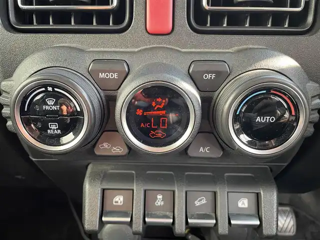 スズキ ジムニー XC 熊本県 2021(令3)年 3.4万km ミディアムグレー 社外SDナビ/・AM/FM/CD/DVD/BT/SD/HDMI/・フルセグTV/・フロント/バックカメラ/スズキセーフティサポート/・デュアルセンサーブレーキサポート/・車線逸脱警報機能/・ふらつき警報機能/・標識認識機能/・ハイビームアシスト/・先行車発進お知らせ/ダムド仕様グリル/社外前後バンパー/ルーフキャリア/オーバーフェンダー/背面タイヤ/ボンネットフードカバー/シートカバー/前席シートヒーター/クルーズコントロール/社外サスペンション/革巻きステアリング/・ステアリングスイッチ/ドライブレコーダー/オートライト/LEDライト/社外スロットルコントローラー/横滑り防止装置/電動格納ミラー/社外フロアマット/ドアバイザー/プッシュスタート/スペアキー2個