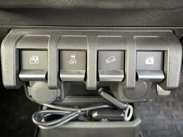 スズキ ジムニー XC 熊本県 2021(令3)年 3.4万km ミディアムグレー 社外SDナビ/・AM/FM/CD/DVD/BT/SD/HDMI/・フルセグTV/・フロント/バックカメラ/スズキセーフティサポート/・デュアルセンサーブレーキサポート/・車線逸脱警報機能/・ふらつき警報機能/・標識認識機能/・ハイビームアシスト/・先行車発進お知らせ/ダムド仕様グリル/社外前後バンパー/ルーフキャリア/オーバーフェンダー/背面タイヤ/ボンネットフードカバー/シートカバー/前席シートヒーター/クルーズコントロール/社外サスペンション/革巻きステアリング/・ステアリングスイッチ/ドライブレコーダー/オートライト/LEDライト/社外スロットルコントローラー/横滑り防止装置/電動格納ミラー/社外フロアマット/ドアバイザー/プッシュスタート/スペアキー2個