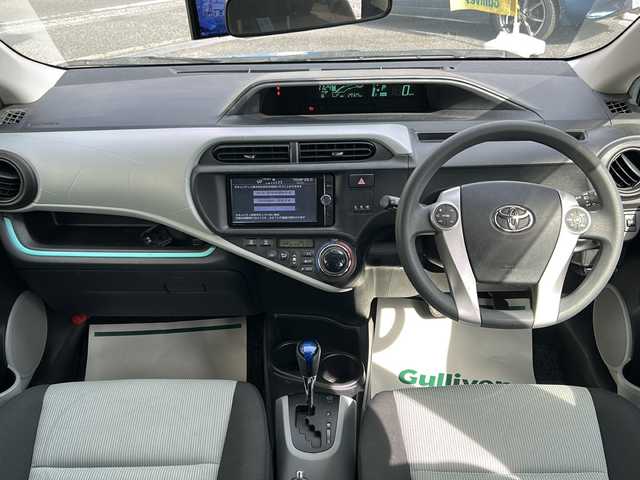 トヨタ アクア S 神奈川県 2013(平25)年 3万km クールソーダメタリック ワンオーナー/純正ディーラーナビ（AM/FM/CD/DVD/SD/BT/フルセグTV）/バックカメラ/ABS/横滑り防止装置/盗難防止装置/衝突被害軽減システム/ダブルエアバッグ/ETC/前後ドライブレコーダー/プッシュスタート/オートライト/電動格納ミラー/ステアリングスイッチ/ECOモード/EVモード/取扱説明書/保証書/スペアキー×１