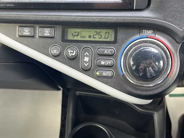 トヨタ アクア S 神奈川県 2013(平25)年 3万km クールソーダメタリック ワンオーナー/純正ディーラーナビ（AM/FM/CD/DVD/SD/BT/フルセグTV）/バックカメラ/ABS/横滑り防止装置/盗難防止装置/衝突被害軽減システム/ダブルエアバッグ/ETC/前後ドライブレコーダー/プッシュスタート/オートライト/電動格納ミラー/ステアリングスイッチ/ECOモード/EVモード/取扱説明書/保証書/スペアキー×１