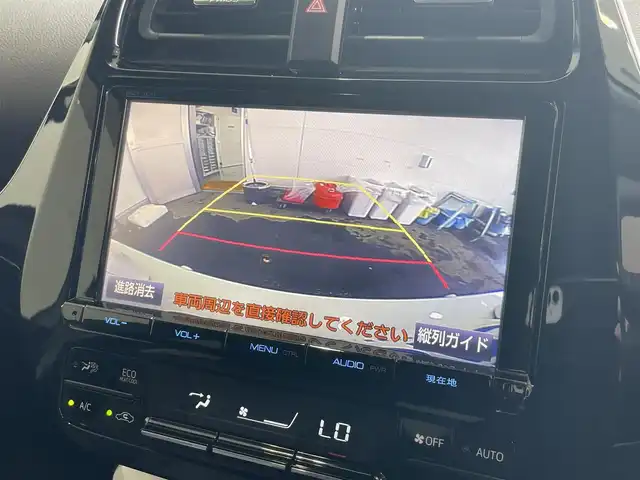 トヨタ プリウス Sセーフティプラス 鳥取県 2016(平28)年 13.5万km ホワイトパールクリスタルシャイン (株)IDOMが運営する【じしゃロン鳥取店】の自社ローン専用車両になります。こちらは現金またはオートローンご利用時の価格です。自社ローンご希望の方は別途その旨お申付け下さい/純正9型SDナビ（DSZT-YC4T）/・フルセグ/CD/DVD/BT/バックカメラ/トヨタセーフティセンスC/衝突被害軽減ブレーキ/レーダークルーズコントロール/ヘッドアップディスプレイ/パーキングアシスト/オートマチックハイビーム/ステアリングスイッチ/LEDオートライト/ビルトインETC/前後クリアランスソナー/スマートキー/プッシュスタート