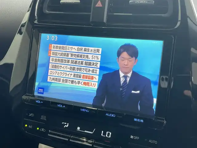 トヨタ プリウス Sセーフティプラス 鳥取県 2016(平28)年 13.5万km ホワイトパールクリスタルシャイン (株)IDOMが運営する【じしゃロン鳥取店】の自社ローン専用車両になります。こちらは現金またはオートローンご利用時の価格です。自社ローンご希望の方は別途その旨お申付け下さい/純正9型SDナビ（DSZT-YC4T）/・フルセグ/CD/DVD/BT/バックカメラ/トヨタセーフティセンスC/衝突被害軽減ブレーキ/レーダークルーズコントロール/ヘッドアップディスプレイ/パーキングアシスト/オートマチックハイビーム/ステアリングスイッチ/LEDオートライト/ビルトインETC/前後クリアランスソナー/スマートキー/プッシュスタート