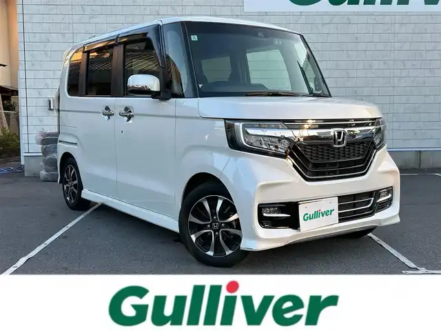 ホンダ Ｎ ＢＯＸ カスタム G L ホンダセンシング 静岡県 2018(平30)年 5.6万km プレミアムホワイトパールⅡ 社外ナビ/（AM/FM/DVD/iPod/BT)/フルセグTV/走行時テレビ視聴可能/バックカメラ/片側パワースライドドア/レーダークルーズコントロール/ビルトインETC/ドライブレコーダー/後コーナーセンサー/レーンキープアシスト/横滑り防止装置/衝突被害軽減システム/盗難防止装置/オートマチックハイビーム/LEDヘッドライト/純正フロアマット/純正１４インチアルミホイール/プッシュスタート/スマートキー
