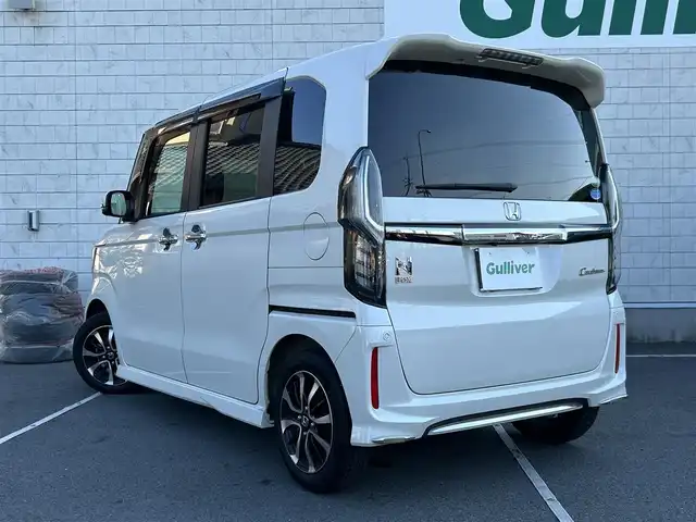 ホンダ Ｎ ＢＯＸ カスタム G L ホンダセンシング 静岡県 2018(平30)年 5.6万km プレミアムホワイトパールⅡ 社外ナビ/（AM/FM/DVD/iPod/BT)/フルセグTV/走行時テレビ視聴可能/バックカメラ/片側パワースライドドア/レーダークルーズコントロール/ビルトインETC/ドライブレコーダー/後コーナーセンサー/レーンキープアシスト/横滑り防止装置/衝突被害軽減システム/盗難防止装置/オートマチックハイビーム/LEDヘッドライト/純正フロアマット/純正１４インチアルミホイール/プッシュスタート/スマートキー