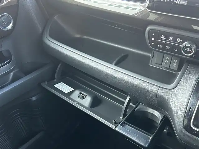 ホンダ Ｎ ＢＯＸ カスタム G L ホンダセンシング 静岡県 2018(平30)年 5.6万km プレミアムホワイトパールⅡ 社外ナビ/（AM/FM/DVD/iPod/BT)/フルセグTV/走行時テレビ視聴可能/バックカメラ/片側パワースライドドア/レーダークルーズコントロール/ビルトインETC/ドライブレコーダー/後コーナーセンサー/レーンキープアシスト/横滑り防止装置/衝突被害軽減システム/盗難防止装置/オートマチックハイビーム/LEDヘッドライト/純正フロアマット/純正１４インチアルミホイール/プッシュスタート/スマートキー