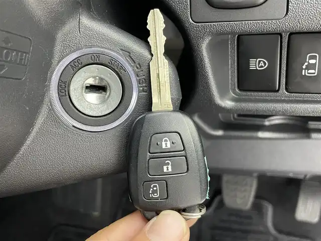 トヨタ ハイエース GL ロング 群馬県 2021(令3)年 0.7万km ホワイトパールクリスタルシャイン 純正オーディオ/CD/AUX/USB/バックカメラ/防眩ミラー/オートライト/AHB/Fフォグ/LDA/PKSB/クリアランスソナー/AC１００V/１００W/キーレス/純正マット/純正バイザー/４WD/左側パワースライドドア/トヨタセーフティセンス/車内スタッドレスタイヤ積込/禁煙車