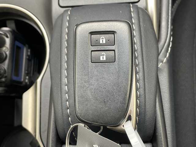 レクサス ＮＸ 200t 千葉県 2016(平28)年 6.8万km グラファイトブラックガラスフレーク 純正メーカーナビ/フルセグTV BT CD DVD AUX/バックカメラ /衝突軽減ブレーキ/レーダークルーズコントロール/前後ドライブレコーダー/前席パワーシート/アイドリングストップ/革巻きハンドル/ステアリングスイッチ/パドルシフト/純正アルミホイール/LEDヘッドライト/スマートキー/プッシュスタート