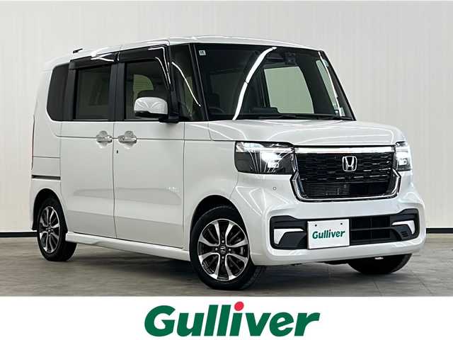ホンダ Ｎ ＢＯＸ カスタム 長崎県 2024(令6)年 1.8万km プラチナホワイトパール 純正8インチナビ/・フルセグ/・Bluetooth/・バックカメラ/ホンダセンシング/・先行車発信告知/・誤発信抑制/・車線逸脱警報/・車線逸脱抑制/オートリトラミラー/左側パワースライド/リアサンシェード/電子制御パーキング/ブレーキホールド/LEDヘッドライト/社外ドラレコ（前方）/コーナーセンサー/純正フロアマット/バイザー/ETC/前席シートヒーター/スマートキー