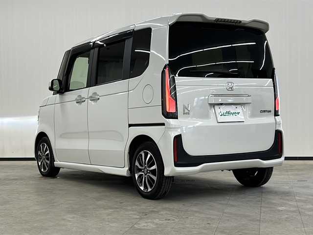 ホンダ Ｎ ＢＯＸ カスタム 長崎県 2024(令6)年 1.8万km プラチナホワイトパール 純正8インチナビ/・フルセグ/・Bluetooth/・バックカメラ/ホンダセンシング/・先行車発信告知/・誤発信抑制/・車線逸脱警報/・車線逸脱抑制/オートリトラミラー/左側パワースライド/リアサンシェード/電子制御パーキング/ブレーキホールド/LEDヘッドライト/社外ドラレコ（前方）/コーナーセンサー/純正フロアマット/バイザー/ETC/前席シートヒーター/スマートキー
