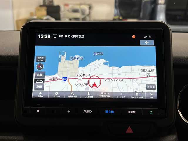 ホンダ Ｎ ＢＯＸ カスタム 長崎県 2024(令6)年 1.8万km プラチナホワイトパール 純正8インチナビ/・フルセグ/・Bluetooth/・バックカメラ/ホンダセンシング/・先行車発信告知/・誤発信抑制/・車線逸脱警報/・車線逸脱抑制/オートリトラミラー/左側パワースライド/リアサンシェード/電子制御パーキング/ブレーキホールド/LEDヘッドライト/社外ドラレコ（前方）/コーナーセンサー/純正フロアマット/バイザー/ETC/前席シートヒーター/スマートキー