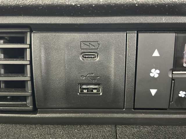 ホンダ Ｎ ＢＯＸ カスタム 長崎県 2024(令6)年 1.8万km プラチナホワイトパール 純正8インチナビ/・フルセグ/・Bluetooth/・バックカメラ/ホンダセンシング/・先行車発信告知/・誤発信抑制/・車線逸脱警報/・車線逸脱抑制/オートリトラミラー/左側パワースライド/リアサンシェード/電子制御パーキング/ブレーキホールド/LEDヘッドライト/社外ドラレコ（前方）/コーナーセンサー/純正フロアマット/バイザー/ETC/前席シートヒーター/スマートキー