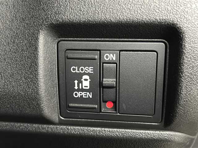 ホンダ Ｎ ＢＯＸ カスタム 長崎県 2024(令6)年 1.8万km プラチナホワイトパール 純正8インチナビ/・フルセグ/・Bluetooth/・バックカメラ/ホンダセンシング/・先行車発信告知/・誤発信抑制/・車線逸脱警報/・車線逸脱抑制/オートリトラミラー/左側パワースライド/リアサンシェード/電子制御パーキング/ブレーキホールド/LEDヘッドライト/社外ドラレコ（前方）/コーナーセンサー/純正フロアマット/バイザー/ETC/前席シートヒーター/スマートキー