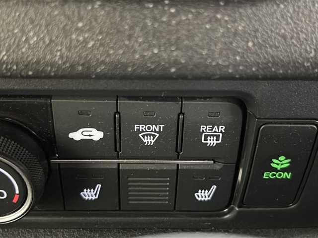 ホンダ Ｎ ＢＯＸ カスタム 長崎県 2024(令6)年 1.8万km プラチナホワイトパール 純正8インチナビ/・フルセグ/・Bluetooth/・バックカメラ/ホンダセンシング/・先行車発信告知/・誤発信抑制/・車線逸脱警報/・車線逸脱抑制/オートリトラミラー/左側パワースライド/リアサンシェード/電子制御パーキング/ブレーキホールド/LEDヘッドライト/社外ドラレコ（前方）/コーナーセンサー/純正フロアマット/バイザー/ETC/前席シートヒーター/スマートキー