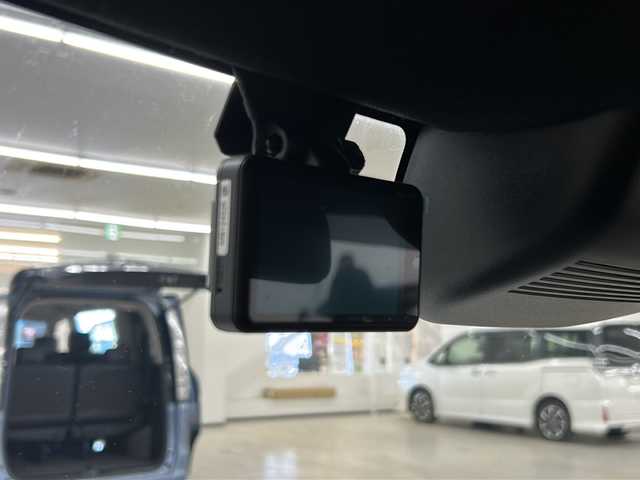 ホンダ Ｎ ＢＯＸ カスタム 長崎県 2024(令6)年 1.8万km プラチナホワイトパール 純正8インチナビ/・フルセグ/・Bluetooth/・バックカメラ/ホンダセンシング/・先行車発信告知/・誤発信抑制/・車線逸脱警報/・車線逸脱抑制/オートリトラミラー/左側パワースライド/リアサンシェード/電子制御パーキング/ブレーキホールド/LEDヘッドライト/社外ドラレコ（前方）/コーナーセンサー/純正フロアマット/バイザー/ETC/前席シートヒーター/スマートキー