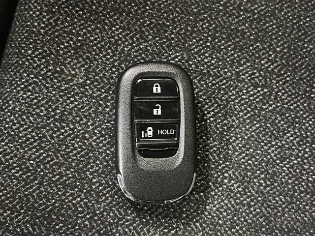 ホンダ Ｎ ＢＯＸ カスタム 長崎県 2024(令6)年 1.8万km プラチナホワイトパール 純正8インチナビ/・フルセグ/・Bluetooth/・バックカメラ/ホンダセンシング/・先行車発信告知/・誤発信抑制/・車線逸脱警報/・車線逸脱抑制/オートリトラミラー/左側パワースライド/リアサンシェード/電子制御パーキング/ブレーキホールド/LEDヘッドライト/社外ドラレコ（前方）/コーナーセンサー/純正フロアマット/バイザー/ETC/前席シートヒーター/スマートキー