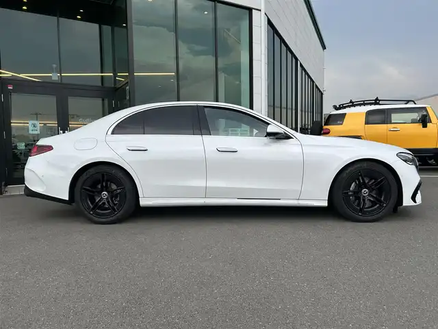 メルセデス・ベンツ Ｍ・ベンツ Ｅ２２０ｄ アバンギャルド AMGライン 東京都 2024(令6)年 1万km 白 ワンオーナー/AMGラインパッケージ/レザーエクスクルーシブパッケージ/シートベンチレーター/デジタルインテリアパッケージ/3Dコックピットディスプレイ/アドバンスドパッケージ/レーダーセーフティパッケージ/360°カメラシステム/デジタルライト/アダプティブハイビームアシスト/パノラミックスライディングルーフ/ＭＵＢＸスーパースクリーンモニタ/レザーエクスクルーシブＰＫＧ　/本革空調Ｓ　ＯＰカラー：オパリスホワイトＭ/ＡＭＧ１９ＡＷマットブラック塗装/ピアノブラックインテリア/熱反射ガラス/HDDナビ/フルセグテレビ/バックカメラ/アイドリングストップ/ウィンカーミラー/クルーズコントロール/プッシュスタート/パワーバックドア/ETC