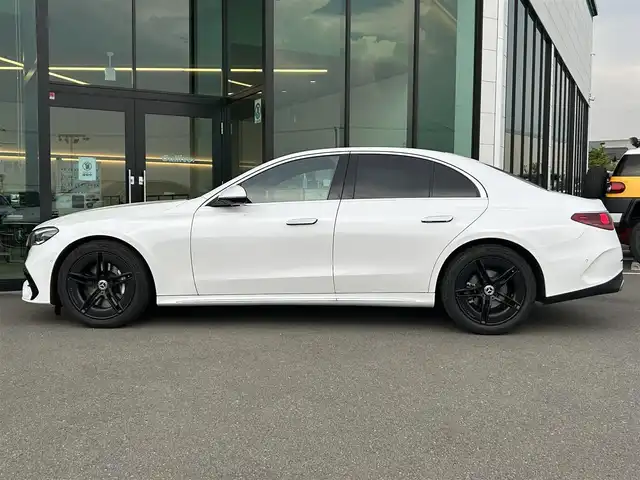 メルセデス・ベンツ Ｍ・ベンツ Ｅ２２０ｄ アバンギャルド AMGライン 東京都 2024(令6)年 1万km 白 ワンオーナー/AMGラインパッケージ/レザーエクスクルーシブパッケージ/シートベンチレーター/デジタルインテリアパッケージ/3Dコックピットディスプレイ/アドバンスドパッケージ/レーダーセーフティパッケージ/360°カメラシステム/デジタルライト/アダプティブハイビームアシスト/パノラミックスライディングルーフ/ＭＵＢＸスーパースクリーンモニタ/レザーエクスクルーシブＰＫＧ　/本革空調Ｓ　ＯＰカラー：オパリスホワイトＭ/ＡＭＧ１９ＡＷマットブラック塗装/ピアノブラックインテリア/熱反射ガラス/HDDナビ/フルセグテレビ/バックカメラ/アイドリングストップ/ウィンカーミラー/クルーズコントロール/プッシュスタート/パワーバックドア/ETC