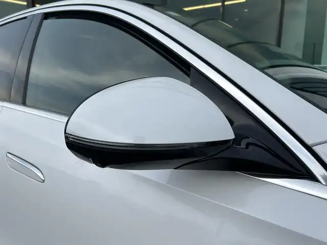 メルセデス・ベンツ Ｍ・ベンツ Ｅ２２０ｄ アバンギャルド AMGライン 東京都 2024(令6)年 1万km 白 ワンオーナー/AMGラインパッケージ/レザーエクスクルーシブパッケージ/シートベンチレーター/デジタルインテリアパッケージ/3Dコックピットディスプレイ/アドバンスドパッケージ/レーダーセーフティパッケージ/360°カメラシステム/デジタルライト/アダプティブハイビームアシスト/パノラミックスライディングルーフ/ＭＵＢＸスーパースクリーンモニタ/レザーエクスクルーシブＰＫＧ　/本革空調Ｓ　ＯＰカラー：オパリスホワイトＭ/ＡＭＧ１９ＡＷマットブラック塗装/ピアノブラックインテリア/熱反射ガラス/HDDナビ/フルセグテレビ/バックカメラ/アイドリングストップ/ウィンカーミラー/クルーズコントロール/プッシュスタート/パワーバックドア/ETC