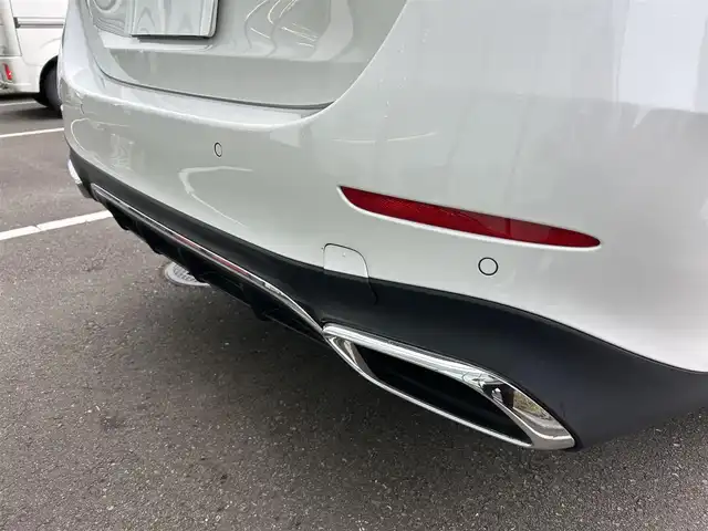 メルセデス・ベンツ Ｍ・ベンツ Ｅ２２０ｄ アバンギャルド AMGライン 東京都 2024(令6)年 1万km 白 ワンオーナー/AMGラインパッケージ/レザーエクスクルーシブパッケージ/シートベンチレーター/デジタルインテリアパッケージ/3Dコックピットディスプレイ/アドバンスドパッケージ/レーダーセーフティパッケージ/360°カメラシステム/デジタルライト/アダプティブハイビームアシスト/パノラミックスライディングルーフ/ＭＵＢＸスーパースクリーンモニタ/レザーエクスクルーシブＰＫＧ　/本革空調Ｓ　ＯＰカラー：オパリスホワイトＭ/ＡＭＧ１９ＡＷマットブラック塗装/ピアノブラックインテリア/熱反射ガラス/HDDナビ/フルセグテレビ/バックカメラ/アイドリングストップ/ウィンカーミラー/クルーズコントロール/プッシュスタート/パワーバックドア/ETC