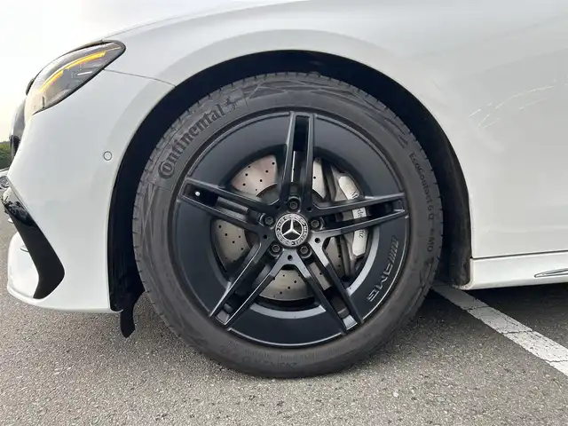 メルセデス・ベンツ Ｍ・ベンツ Ｅ２２０ｄ アバンギャルド AMGライン 東京都 2024(令6)年 1万km 白 ワンオーナー/AMGラインパッケージ/レザーエクスクルーシブパッケージ/シートベンチレーター/デジタルインテリアパッケージ/3Dコックピットディスプレイ/アドバンスドパッケージ/レーダーセーフティパッケージ/360°カメラシステム/デジタルライト/アダプティブハイビームアシスト/パノラミックスライディングルーフ/ＭＵＢＸスーパースクリーンモニタ/レザーエクスクルーシブＰＫＧ　/本革空調Ｓ　ＯＰカラー：オパリスホワイトＭ/ＡＭＧ１９ＡＷマットブラック塗装/ピアノブラックインテリア/熱反射ガラス/HDDナビ/フルセグテレビ/バックカメラ/アイドリングストップ/ウィンカーミラー/クルーズコントロール/プッシュスタート/パワーバックドア/ETC