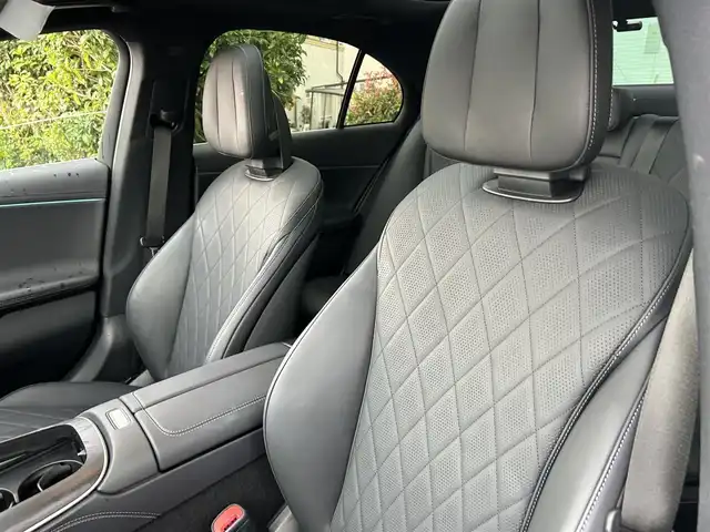 メルセデス・ベンツ Ｍ・ベンツ Ｅ２２０ｄ アバンギャルド AMGライン 東京都 2024(令6)年 1万km 白 ワンオーナー/AMGラインパッケージ/レザーエクスクルーシブパッケージ/シートベンチレーター/デジタルインテリアパッケージ/3Dコックピットディスプレイ/アドバンスドパッケージ/レーダーセーフティパッケージ/360°カメラシステム/デジタルライト/アダプティブハイビームアシスト/パノラミックスライディングルーフ/ＭＵＢＸスーパースクリーンモニタ/レザーエクスクルーシブＰＫＧ　/本革空調Ｓ　ＯＰカラー：オパリスホワイトＭ/ＡＭＧ１９ＡＷマットブラック塗装/ピアノブラックインテリア/熱反射ガラス/HDDナビ/フルセグテレビ/バックカメラ/アイドリングストップ/ウィンカーミラー/クルーズコントロール/プッシュスタート/パワーバックドア/ETC