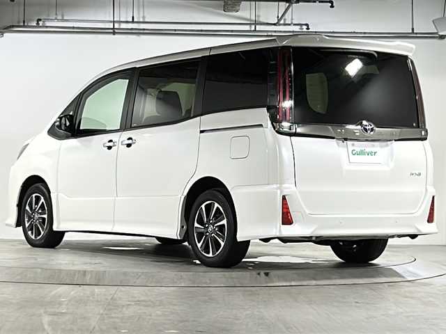 トヨタ ノア Si ダブルバイビーⅢ 広島県 2021(令3)年 5.7万km ホワイトパールクリスタルシャイン 禁煙/純正ナビ/CD/DVD/DTV/Bluetooth/バックカメラ/フリップダウンモニター/両側パワースライドドア /クルーズコントロール/LEDオートライト/オートマチックハイビーム /LDA/ビルトインETC/ドライブレコーダー/コーナーセンサー /純正アルミホイール/スマートキー/プッシュスタート /純正フロアマット/後席エアコン/アイドリングストップ