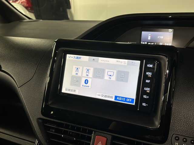 トヨタ ノア Si ダブルバイビーⅢ 広島県 2021(令3)年 5.7万km ホワイトパールクリスタルシャイン 禁煙/純正ナビ/CD/DVD/DTV/Bluetooth/バックカメラ/フリップダウンモニター/両側パワースライドドア /クルーズコントロール/LEDオートライト/オートマチックハイビーム /LDA/ビルトインETC/ドライブレコーダー/コーナーセンサー /純正アルミホイール/スマートキー/プッシュスタート /純正フロアマット/後席エアコン/アイドリングストップ