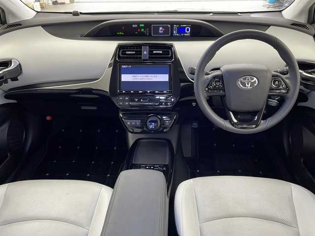 トヨタ プリウス A プレミアム　ツーリングセレ 鹿児島県 2019(令1)年 2.1万km ホワイトパールクリスタルシャイン Toyota Safety Sense/TRDエアロ(F/S/R)/純正9型ナビ/Bluetooth DVD再生可/フルセグTV/TVキャンセラー/バックカメラ/白革シート/・前席シートヒーター /・前席エアシート/運転席パワーシート/レーダークルーズコントロール/ブラインドスポットモニター/ビルトインETC/前後コーナーセンサー/純正前方ドライブレコーダー/社外17インチアルミホイール/LEDヘッドライト/フォグライト /オートライトコントロール/社外フロアマット/スマートキー/エンジンプッシュスタート